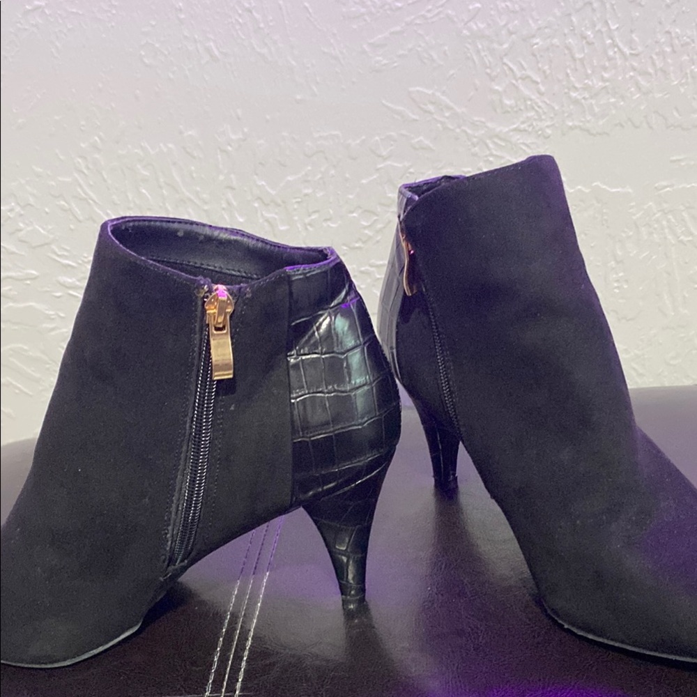 Jaclyn Smith Black Ankle Boots with Elegant Design - Picture 9 of 16